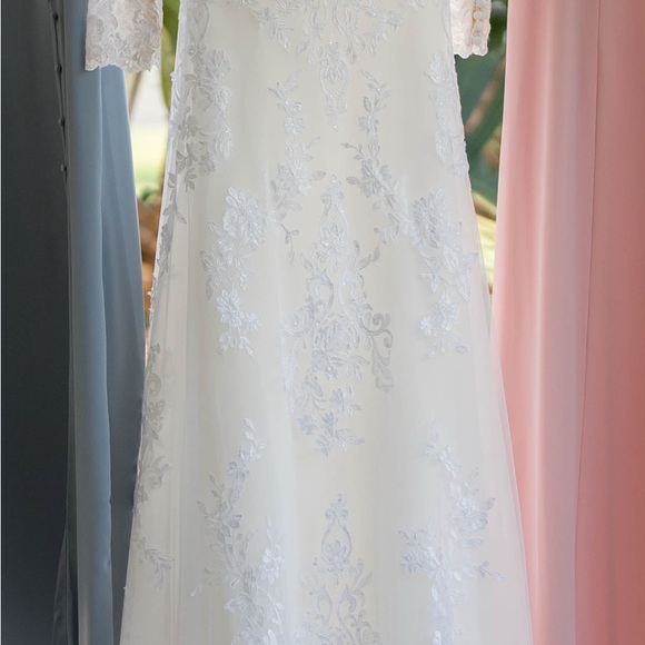 Elegant Lace White Wedding Dress - Picture 2 of 8
